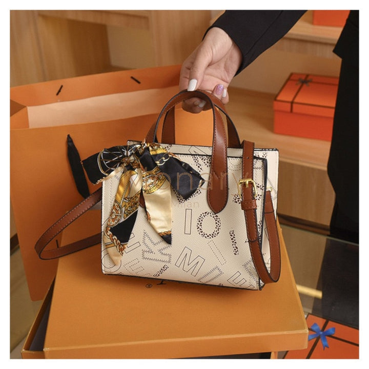 ״הילה״ - תיק צד בהיר - Monary Milan